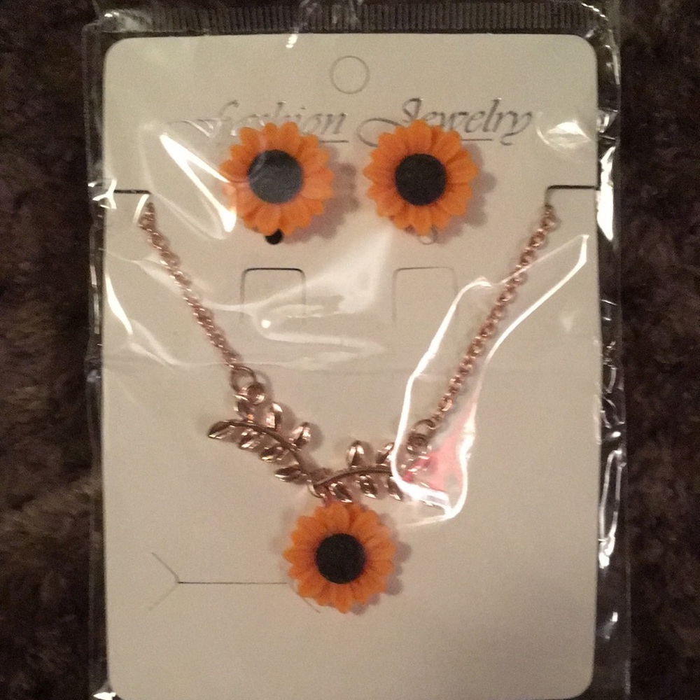 Sunflower earrings and necklace… Gold tone